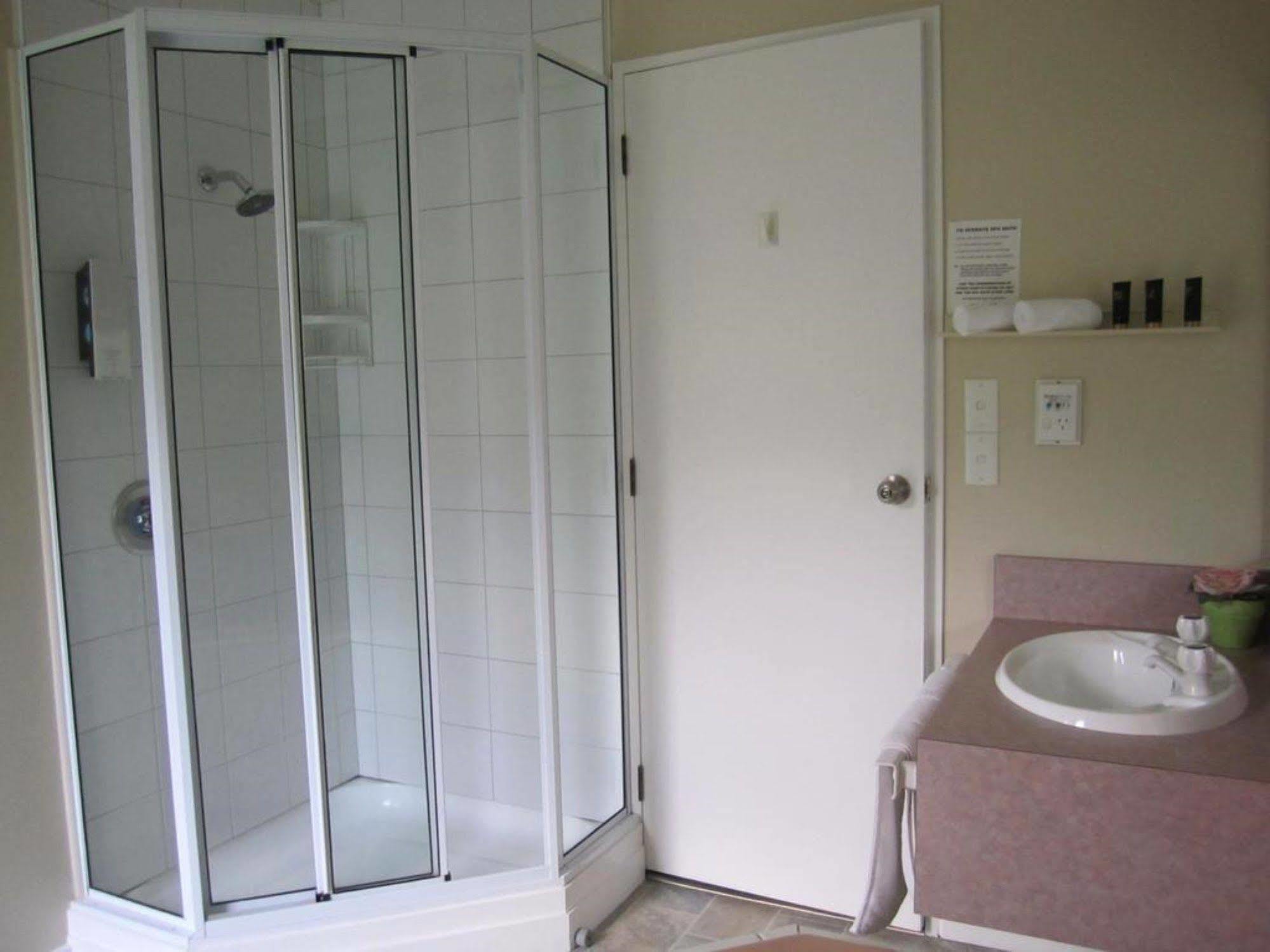 Camellia Court Motel Лоуър Хът Екстериор снимка