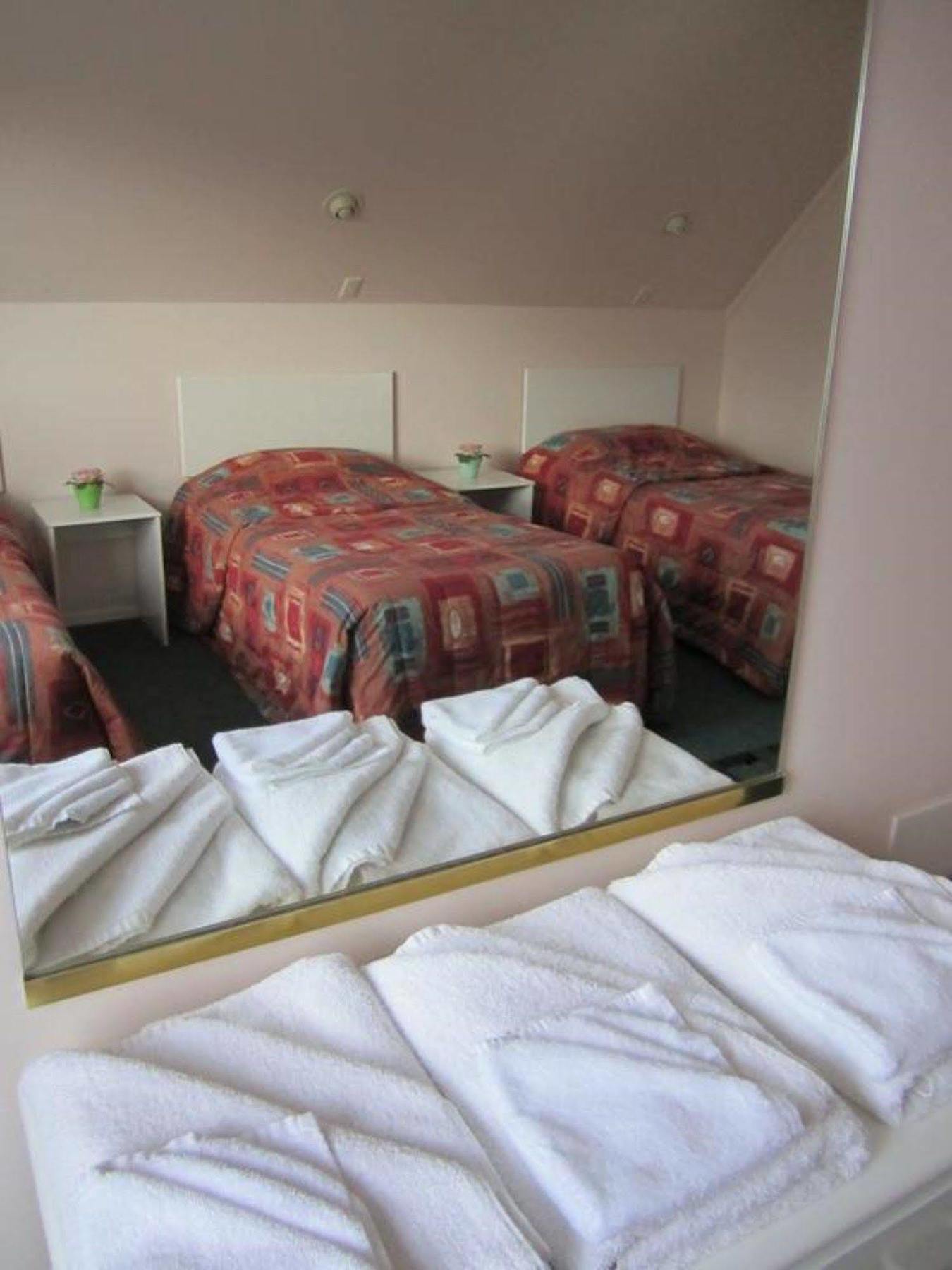 Camellia Court Motel Лоуър Хът Екстериор снимка